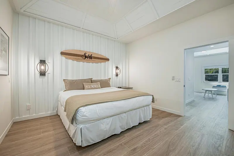 Une chambre lumineuse avec un lit double et une décoration marine.