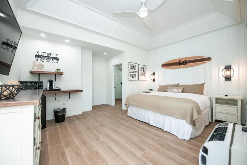 Une chambre lumineuse avec un lit double et un bureau.