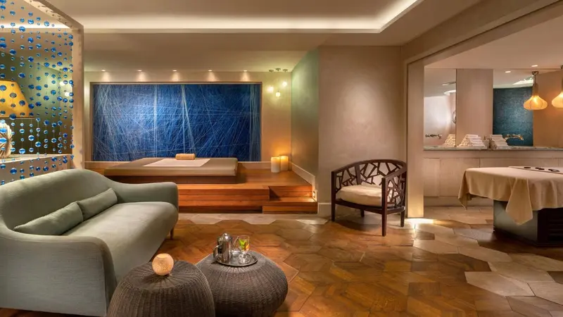 Espace de détente avec canapés et table basse dans un décor contemporain.