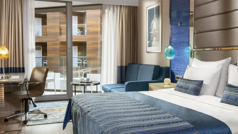 Une chambre d'hôtel moderne avec un lit confortable et un accès à un balcon.