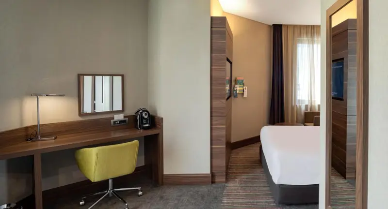Une chambre d'hôtel moderne avec un bureau et un lit.