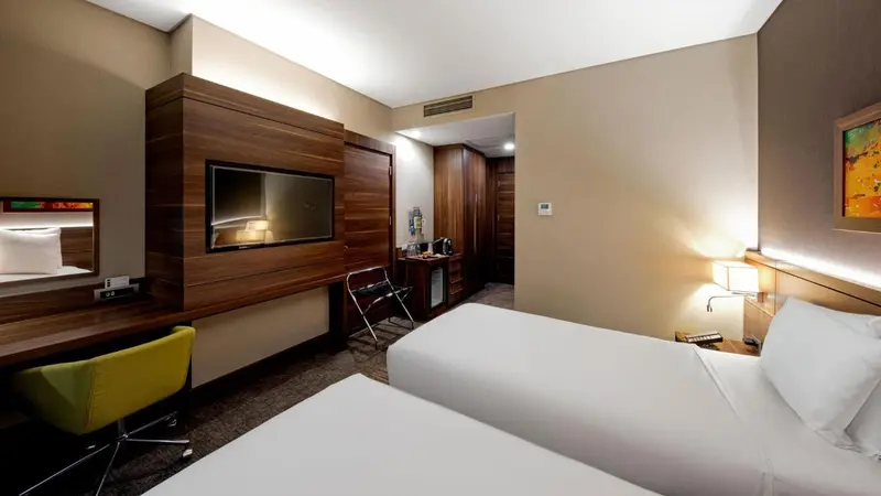 Une chambre d'hôtel moderne avec un lit et un bureau.