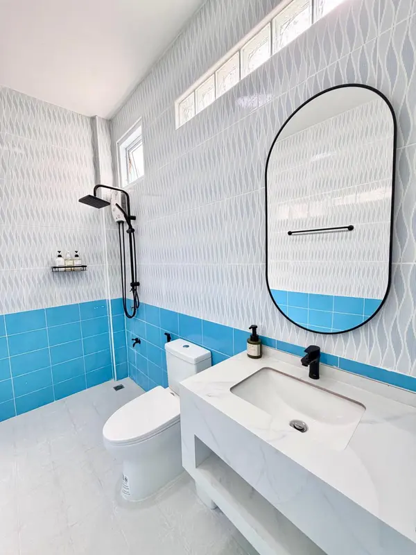 Une salle de bain moderne avec douche à l'italienne et lavabo.