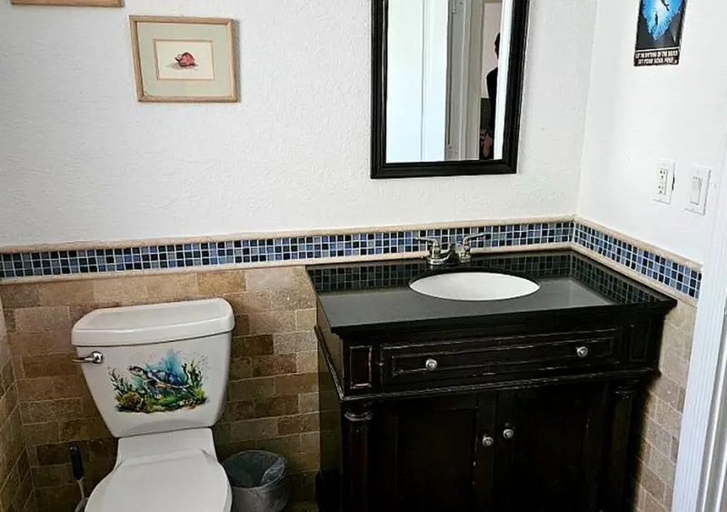 Une salle de bain avec lavabo et toilettes.