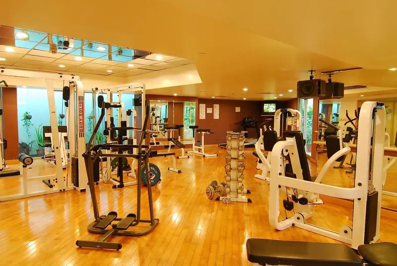 Une salle de sport lumineuse avec des équipements de musculation.