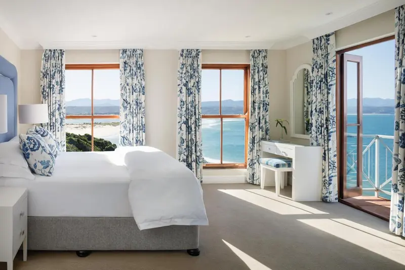 Chambre lumineuse avec vue sur la mer et les montagnes.