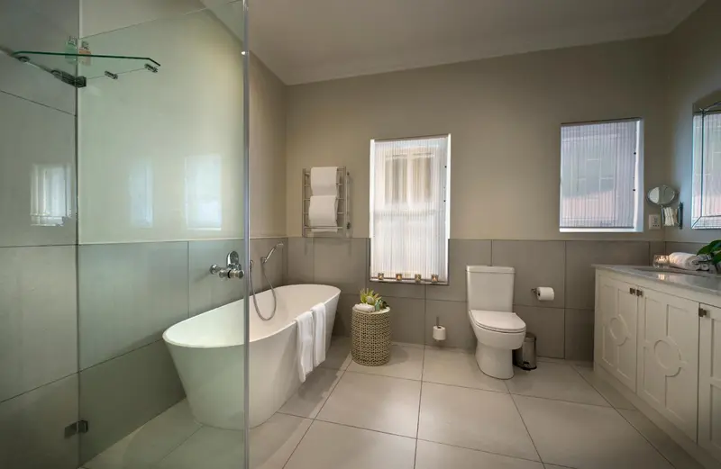 Une salle de bain moderne avec baignoire et douche à l'italienne.