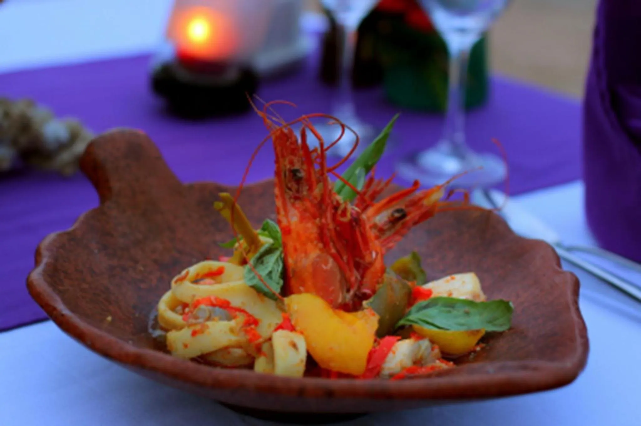 Assiette de fruits de mer et de pâtes décorée avec des herbes et des épices.
