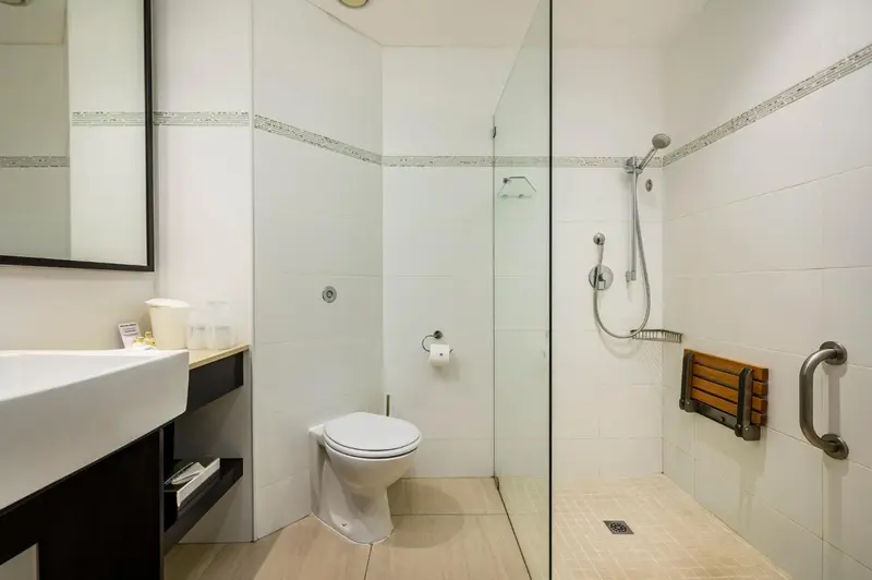 Une salle de bain moderne avec douche à l'italienne et lavabo.