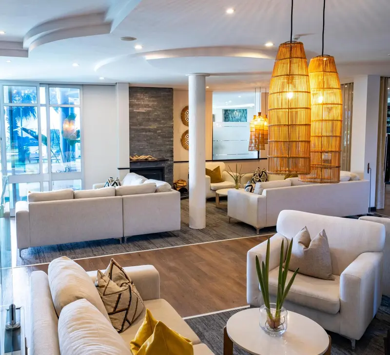 Un espace de détente intérieur avec des canapés et des fauteuils confortables.