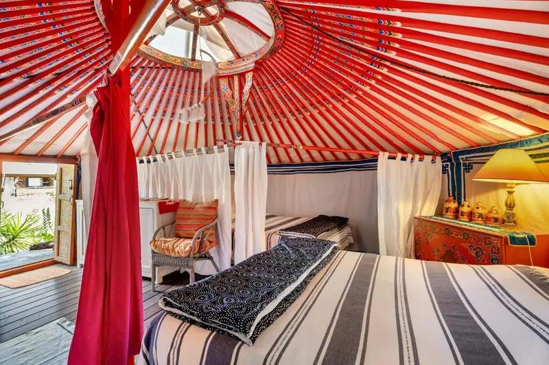 Intérieur d'une chambre aux couleurs vives et au lit à baldaquin.