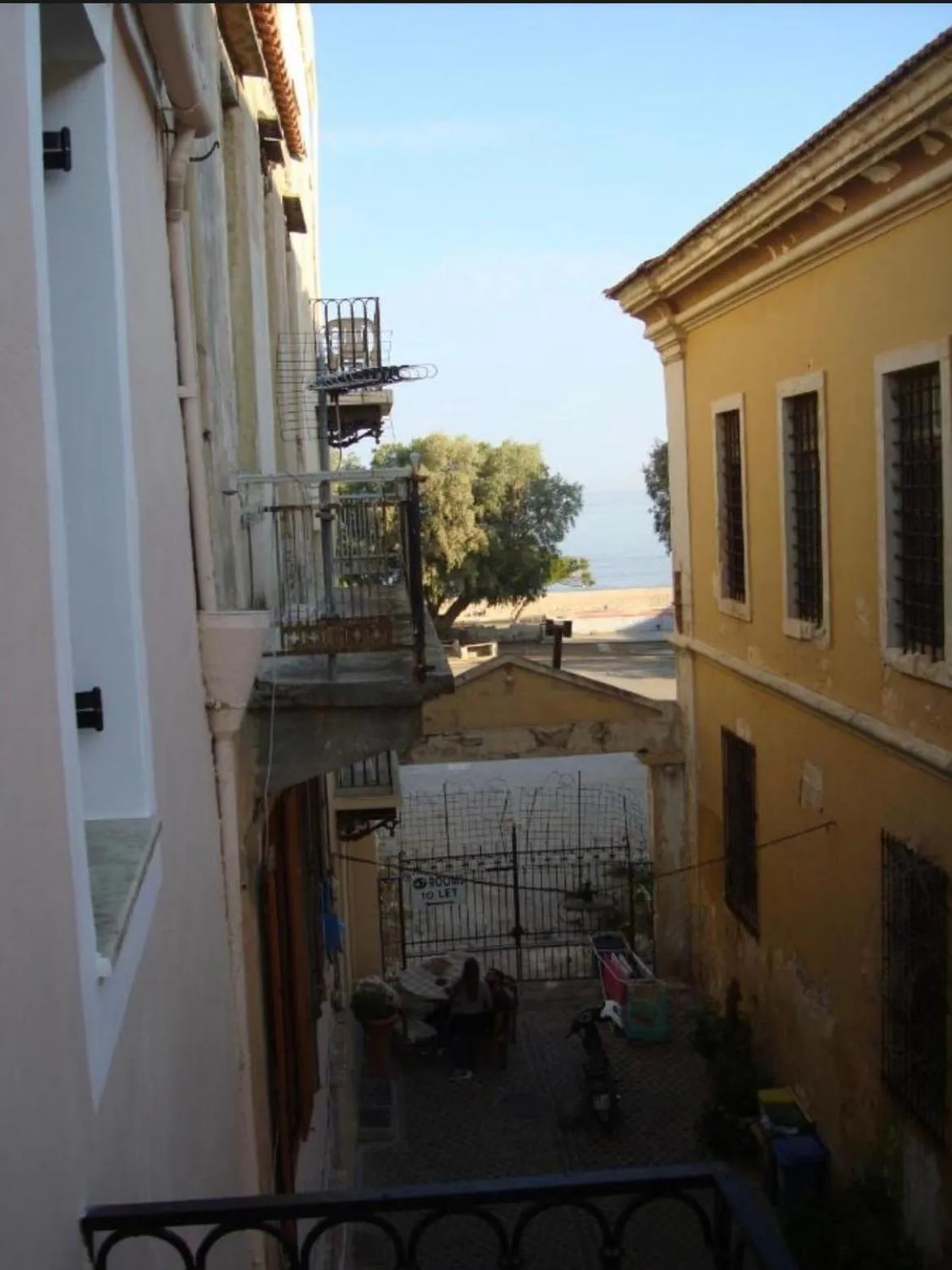 Vue sur une cour intérieure entre deux bâtiments avec des balcons.