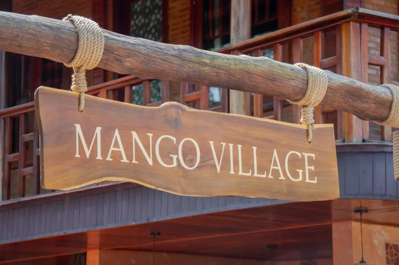 Panneau en bois indiquant le nom d'un village.