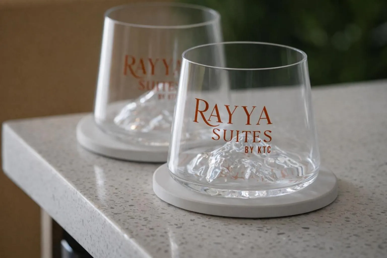 Deux verres à cocktail avec de la glace sur une surface claire.