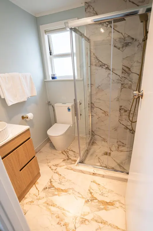 Une salle de bain moderne avec douche à l'italienne et carrelage décoratif.