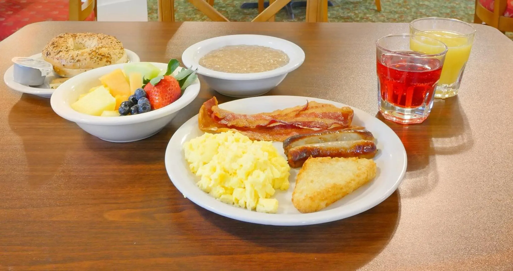 Un petit-déjeuner copieux est présenté sur une table en bois.