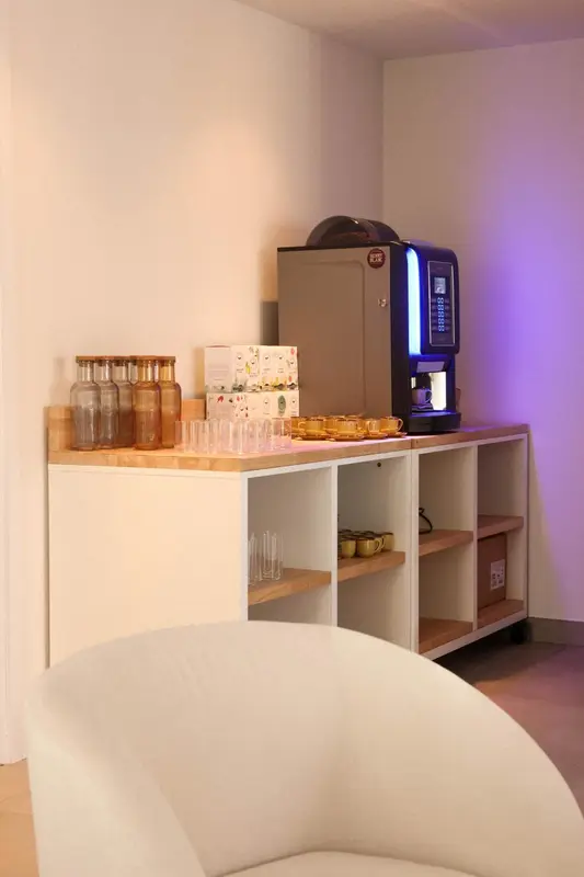 Un comptoir en bois propose des boissons chaudes et des accessoires.