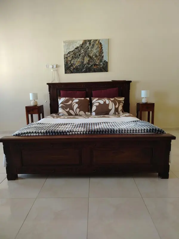 Une chambre avec un grand lit et des tables de chevet.