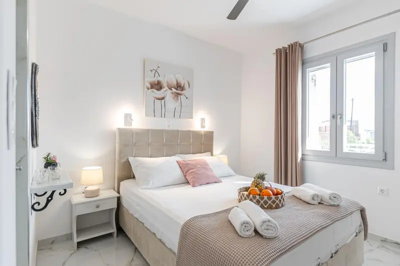 Une chambre lumineuse avec un grand lit et une décoration florale.