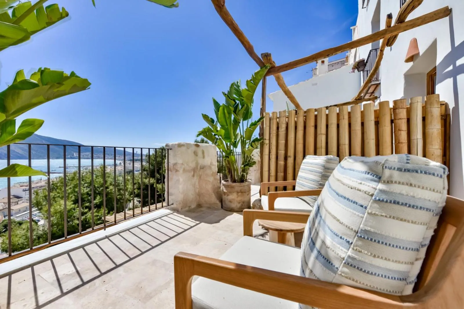 Terrasse avec mobilier d'extérieur et vue sur la mer.