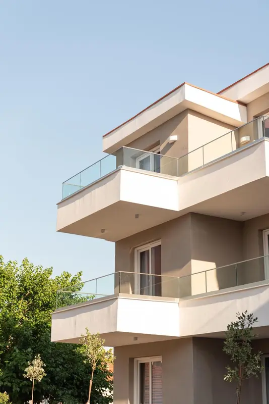 Façade d'un bâtiment moderne avec des balcons.
