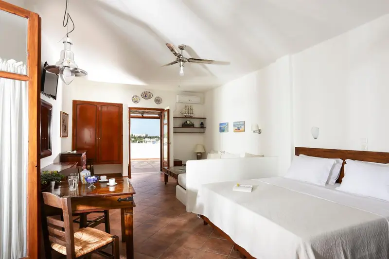 Une chambre lumineuse avec un lit et un coin repas.