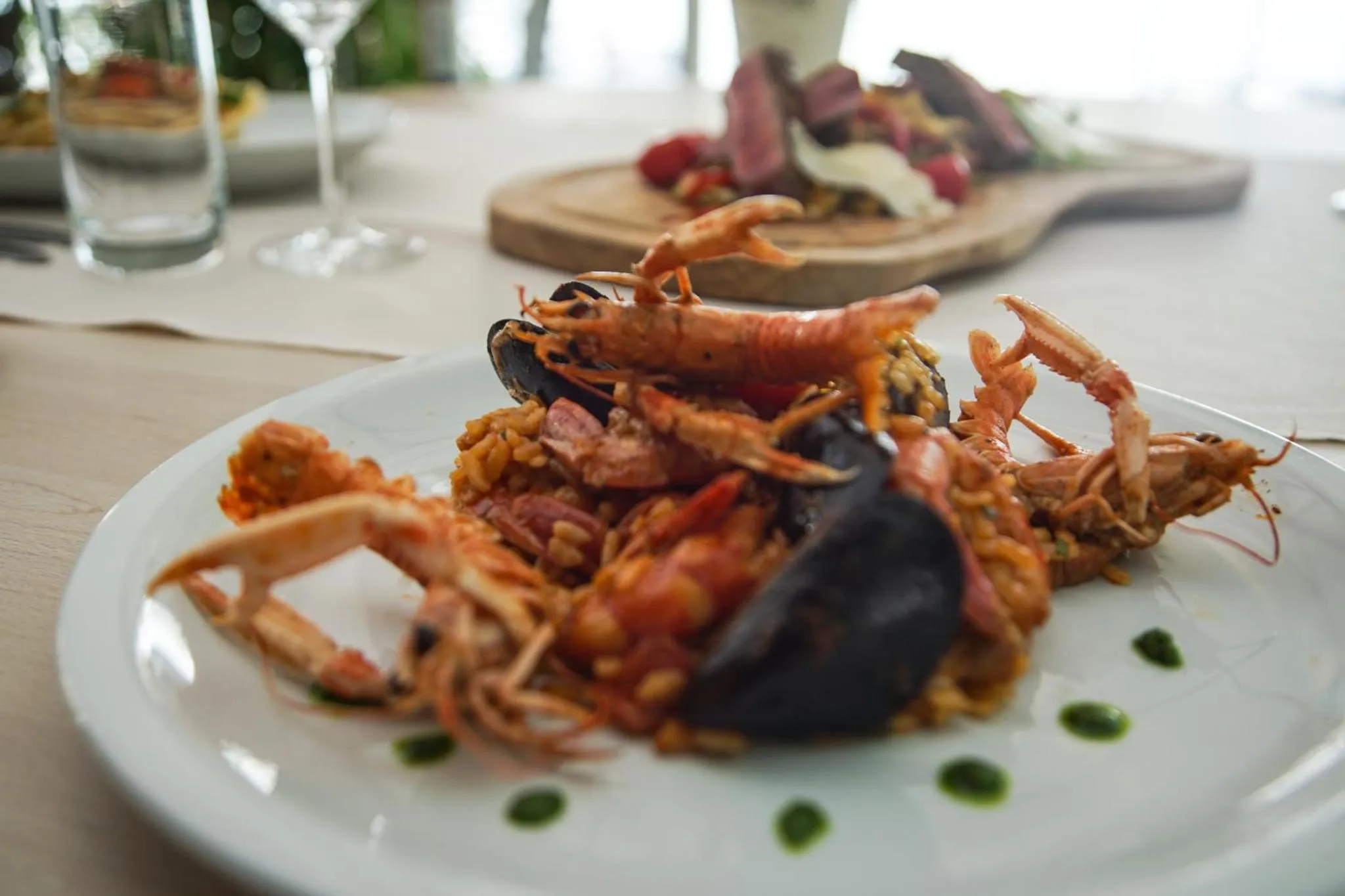 Assiettes de fruits de mer et de riz présentées sur une table.