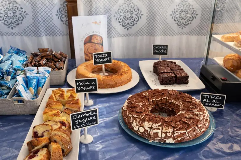 Une table garnie de pâtisseries et de gâteaux variés.