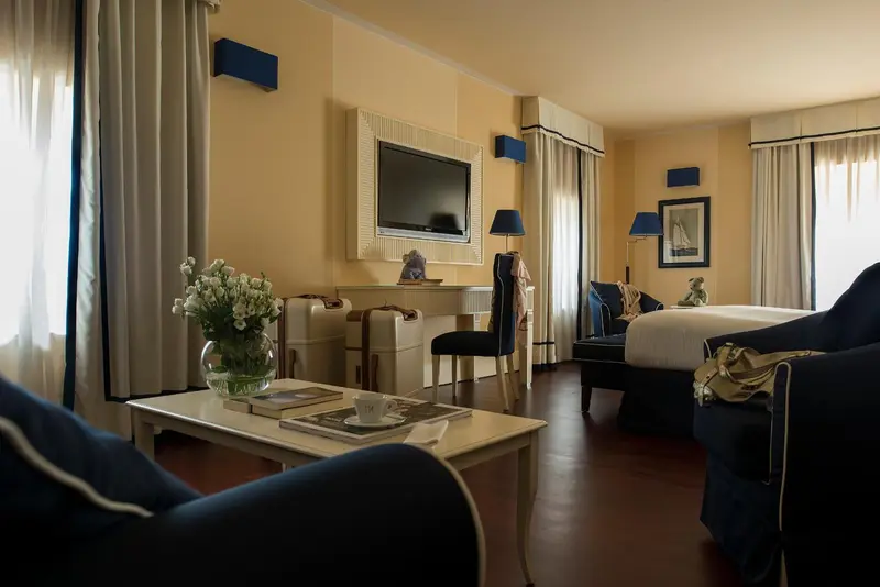 Une chambre lumineuse avec un lit, un canapé et une table basse.