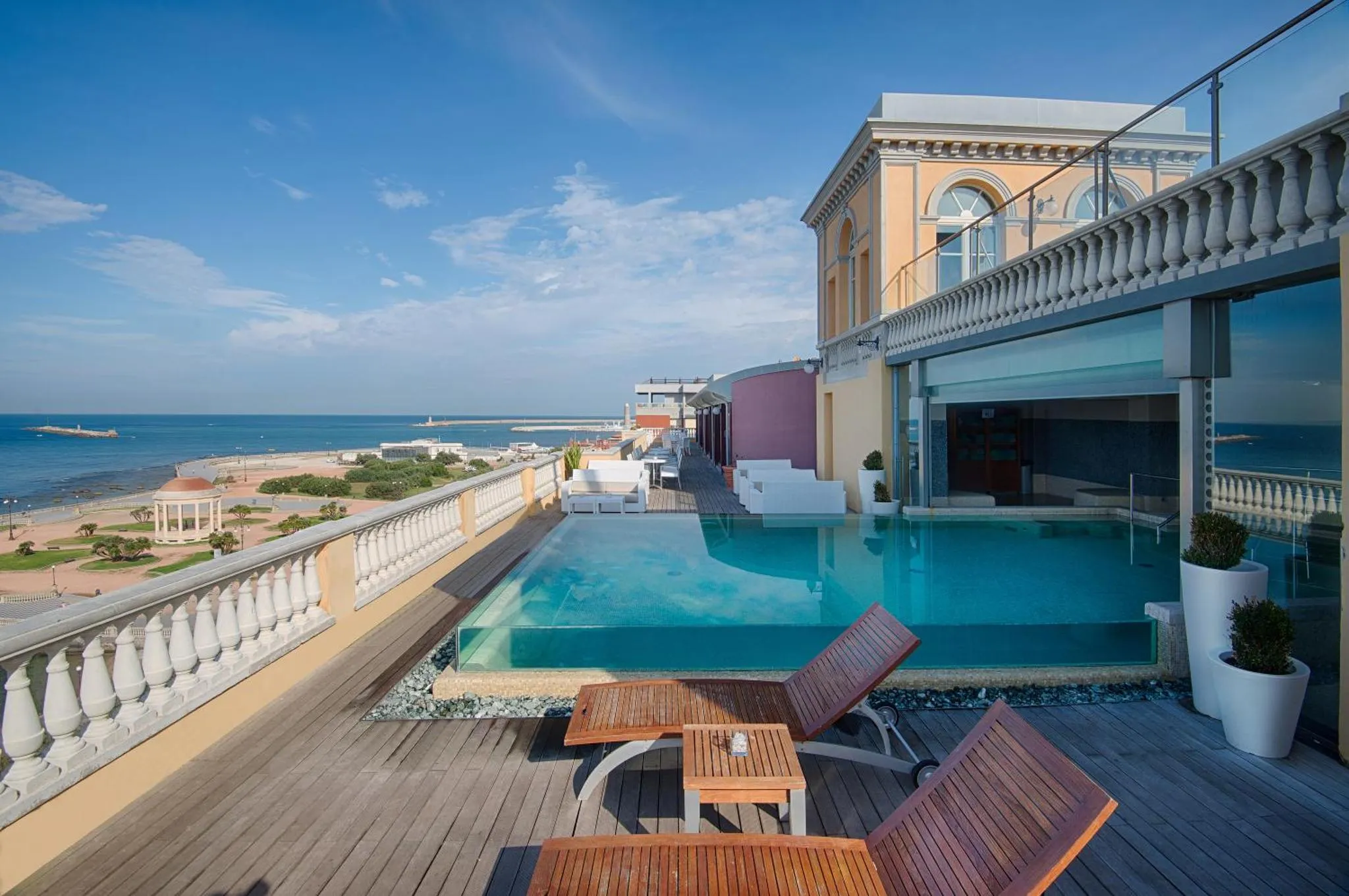 Terrasse avec piscine et vue sur la mer.