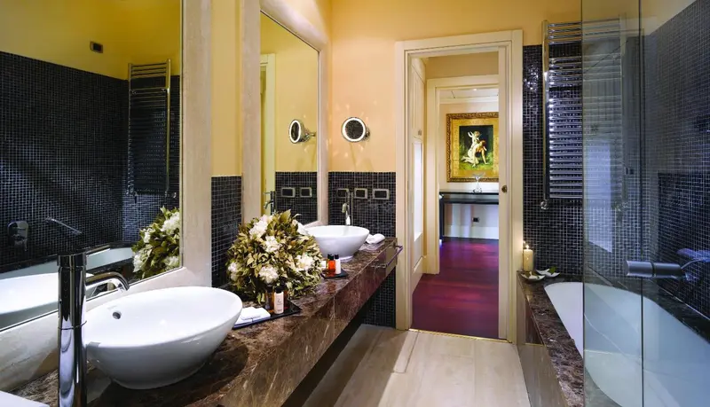 Une salle de bain moderne avec des lavabos et une douche vitrée.