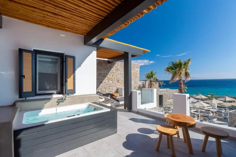 Terrasse avec jacuzzi et vue sur la mer.