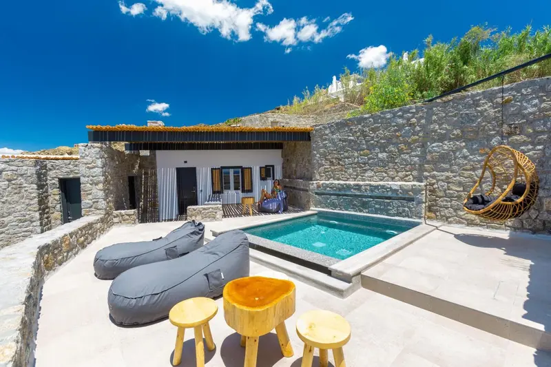 Espace extérieur avec piscine et mobilier de détente.