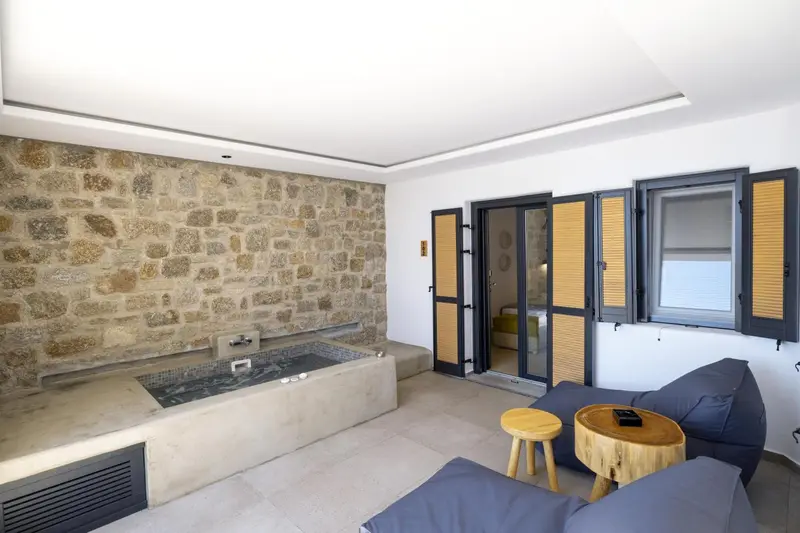 Une salle de bain moderne avec baignoire et espace détente.