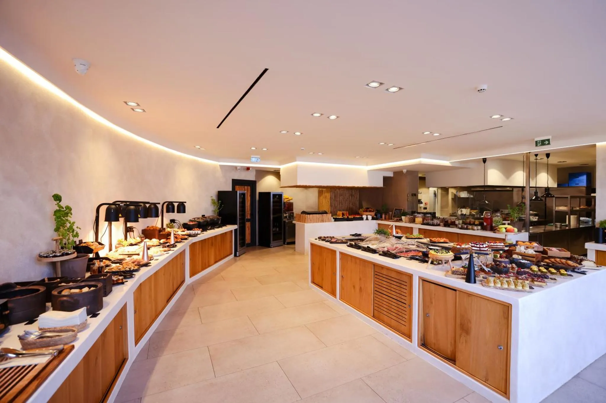 Un buffet généreux est présenté dans une salle lumineuse et moderne.