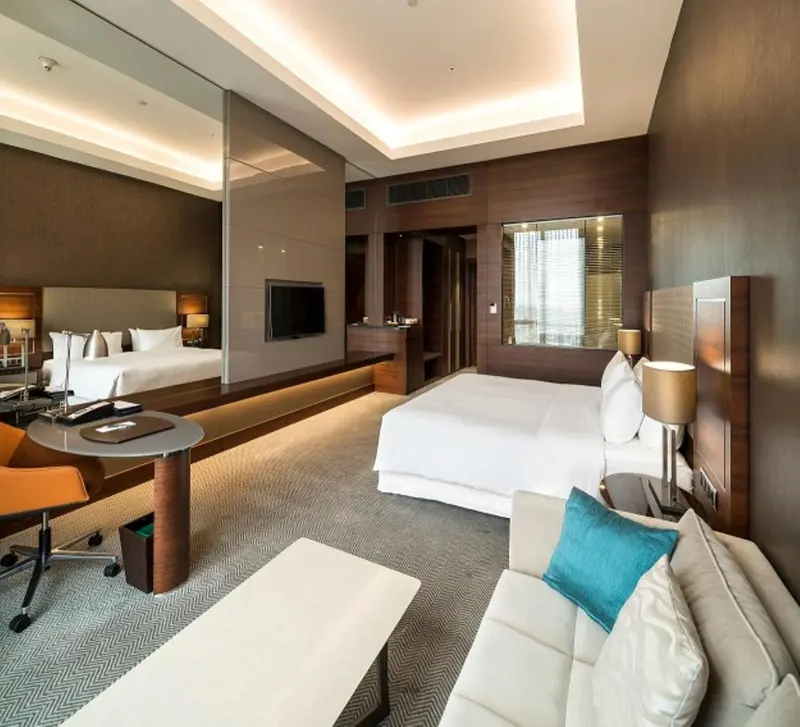 Une chambre moderne avec un lit, un canapé et un bureau.