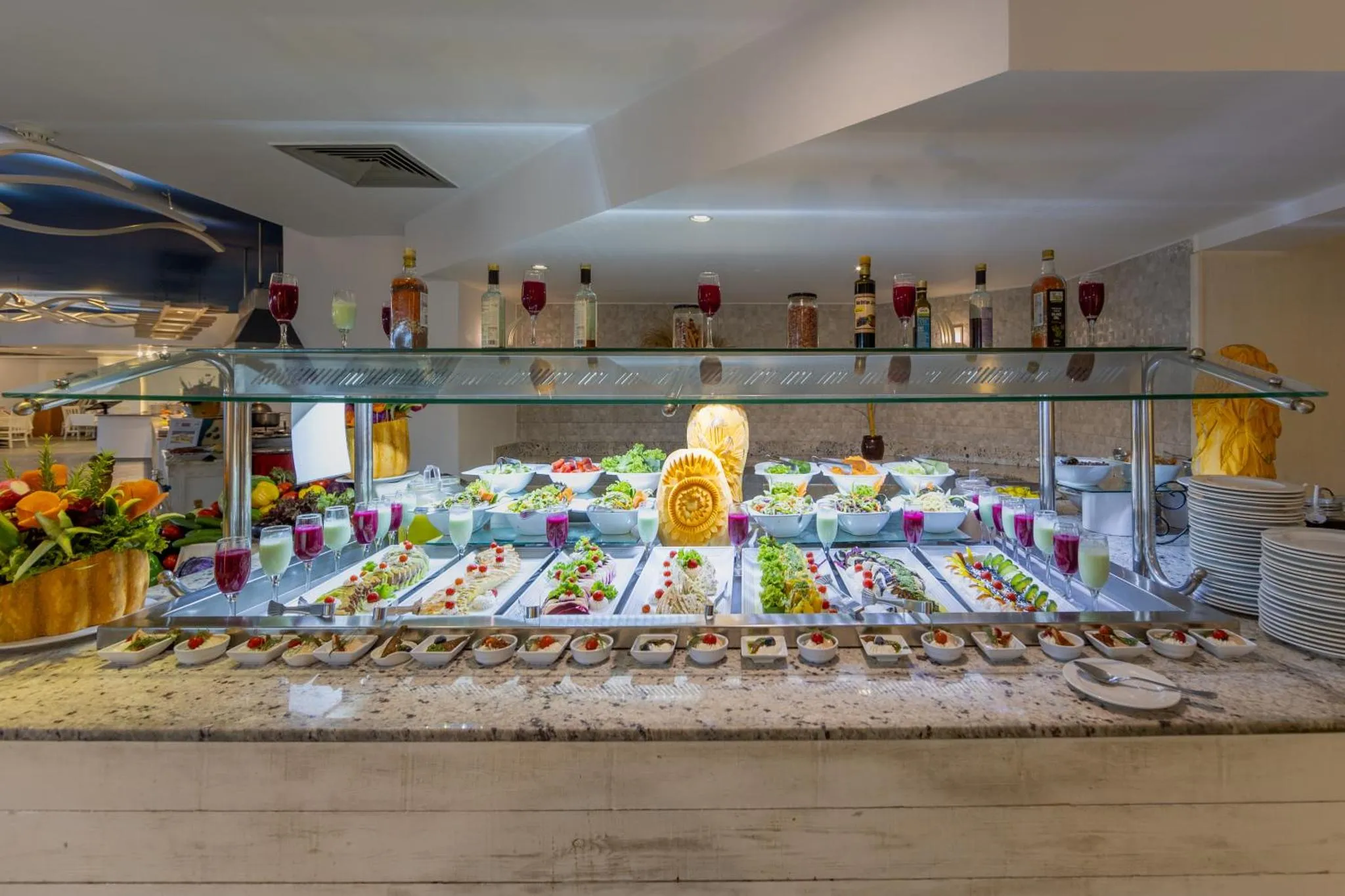 Un buffet propose une variété de salades et de crudités colorées.