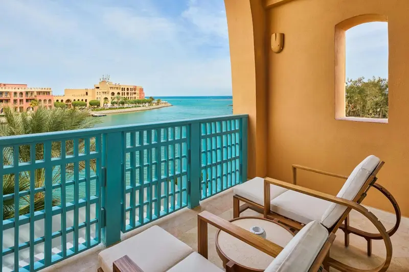 Terrasse avec mobilier d'extérieur donnant sur une vue maritime.