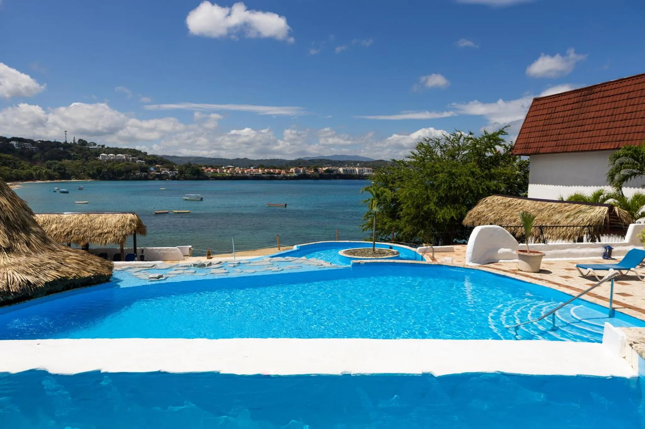 Une piscine à débordement offre une vue sur la mer et la côte.