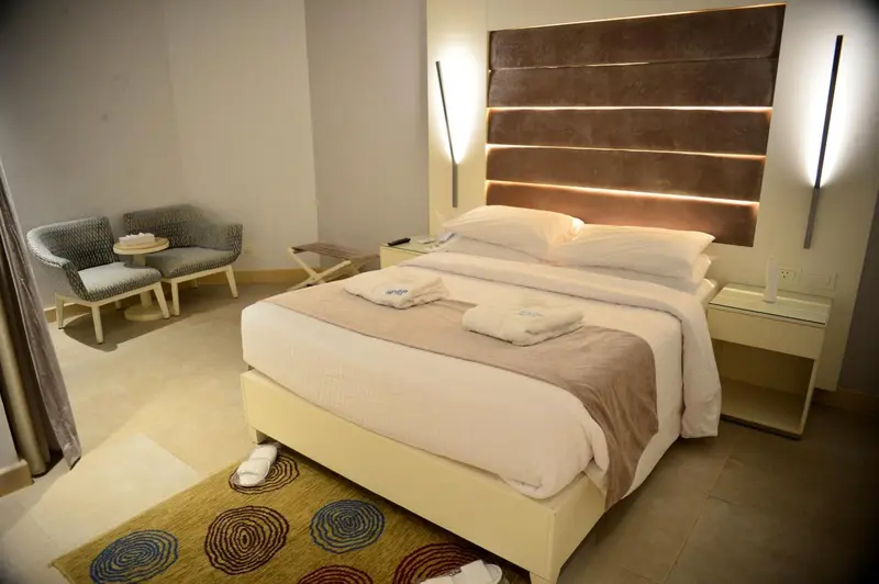 Une chambre d'hôtel moderne avec un grand lit et un coin salon.