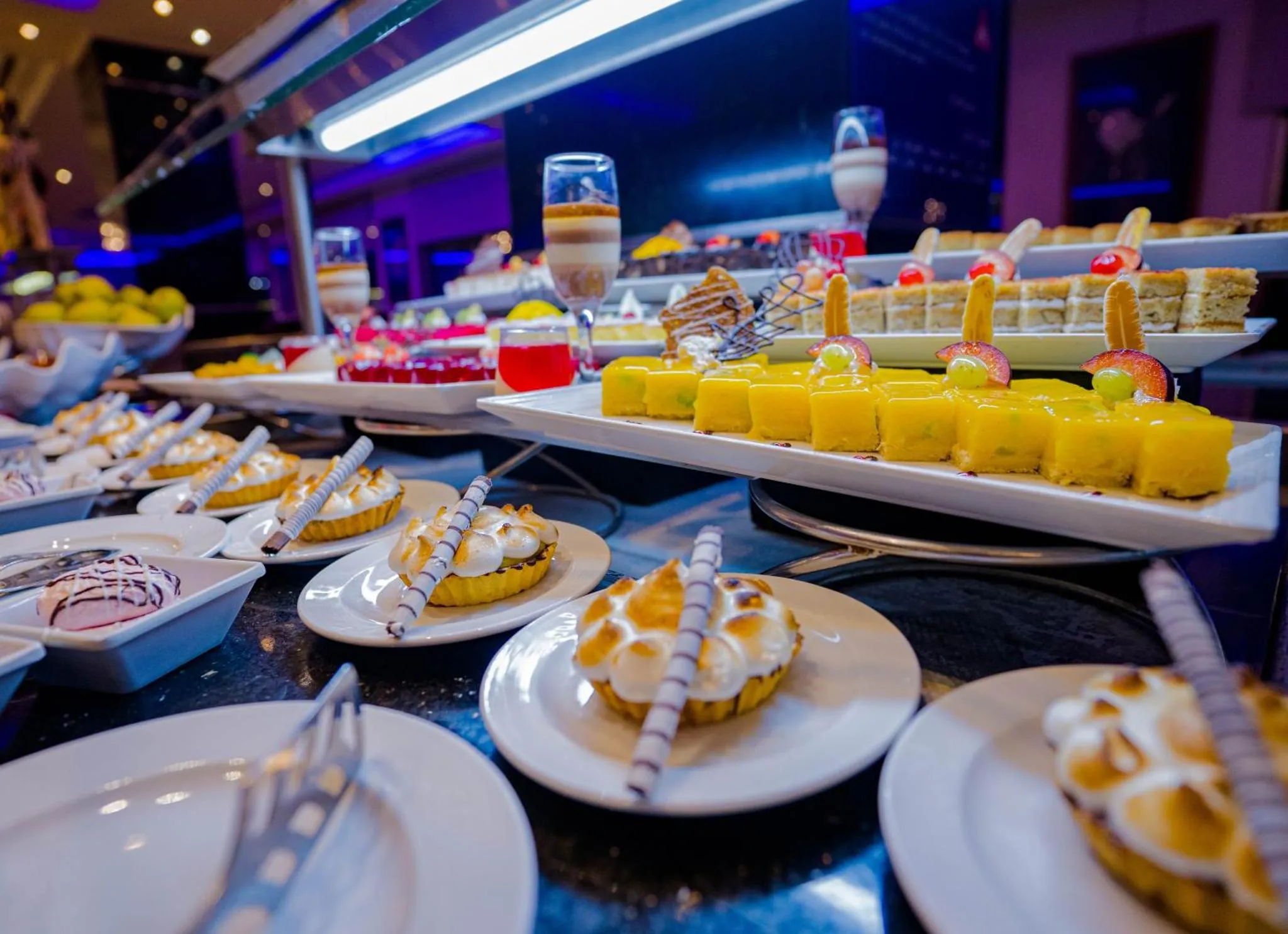 Présentation de desserts variés sur un buffet.