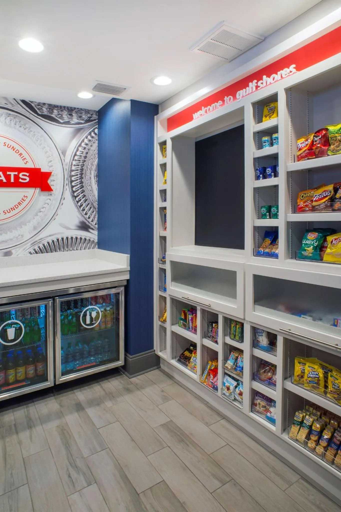 Présentoir de snacks et de boissons dans un espace de vente.