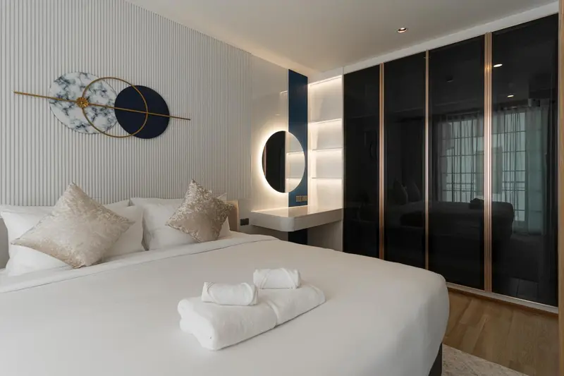 Une chambre moderne avec un grand lit et une décoration sobre.
