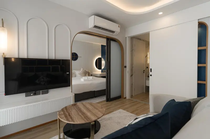Une chambre moderne avec un lit et un espace salon.