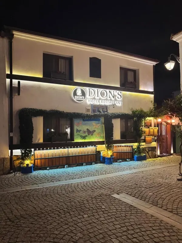 Façade d'un bâtiment blanc avec un restaurant au rez-de-chaussée.