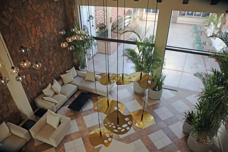 Espace de détente intérieur avec canapés et luminaires décoratifs.