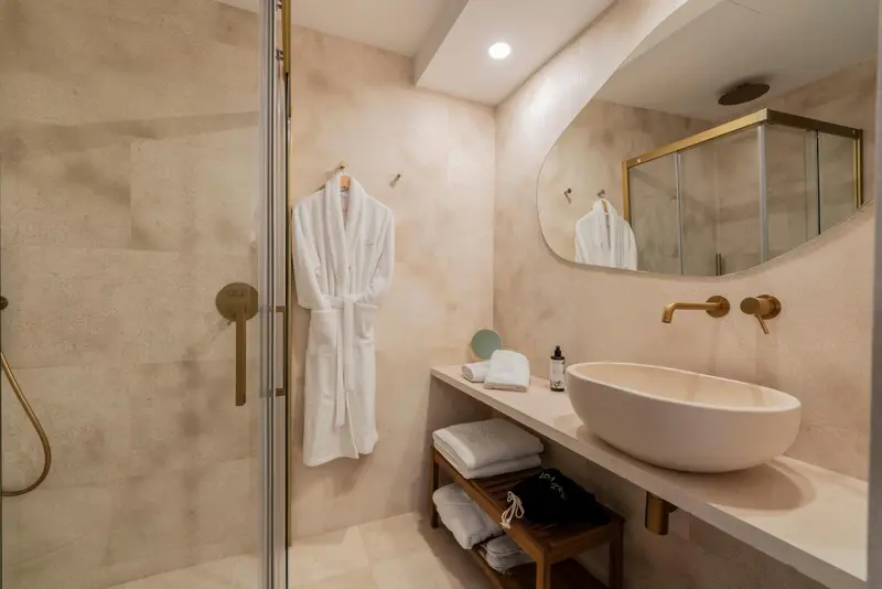 Une salle de bain moderne avec douche à l'italienne et vasque sur meuble.