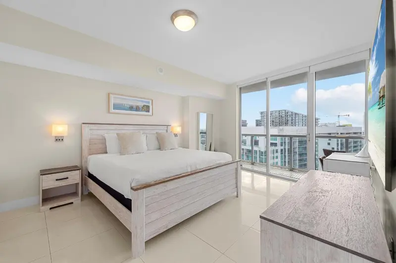 Une chambre lumineuse avec un grand lit et une vue sur la mer.