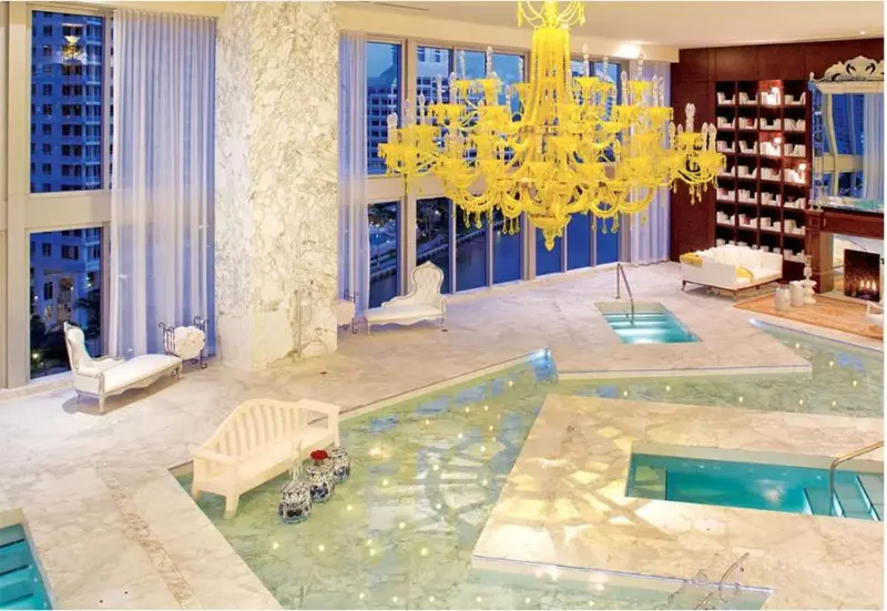 Vaste espace intérieur lumineux avec piscine et mobilier design.