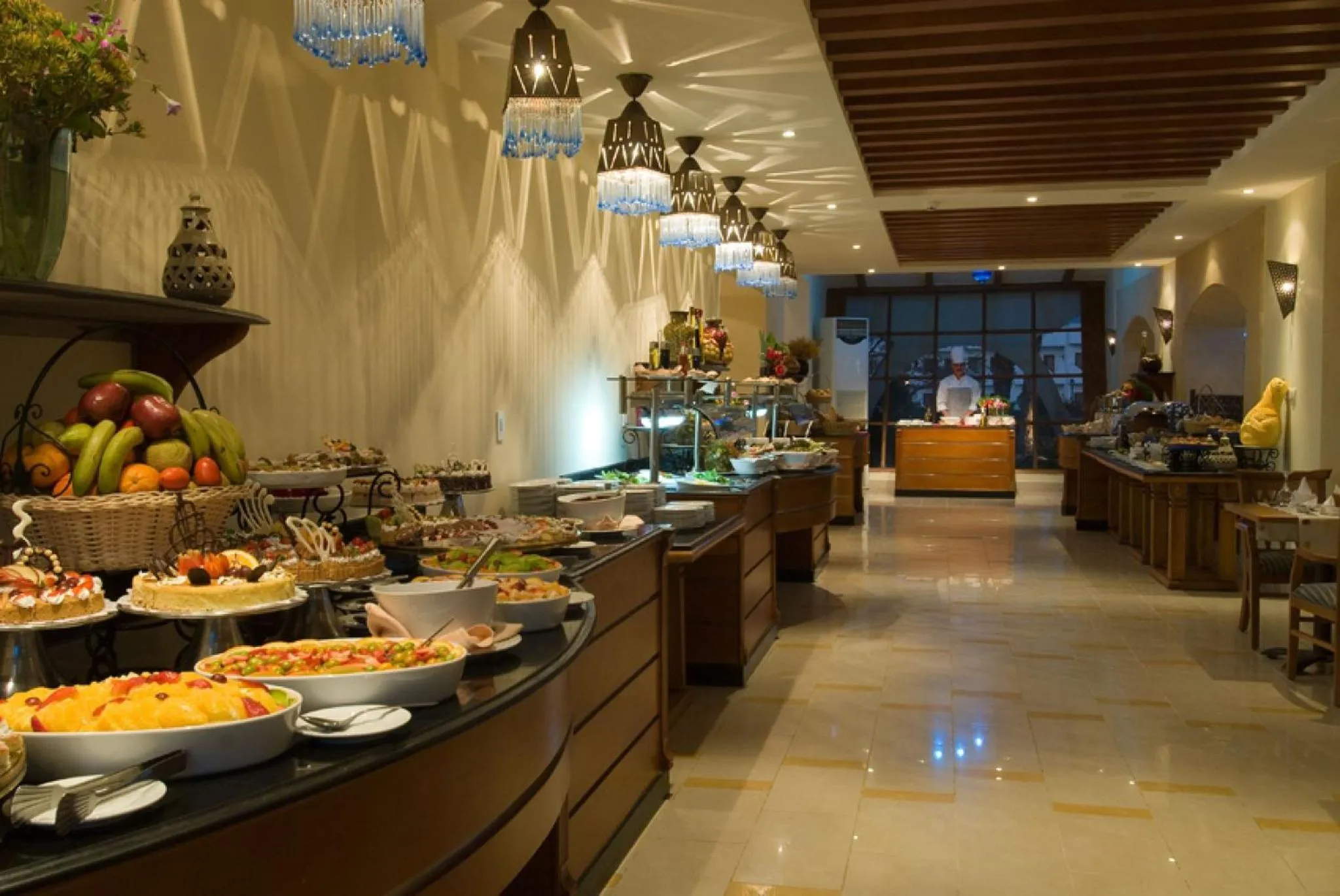 Un buffet généreux est présenté dans une salle lumineuse et spacieuse.